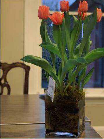 Tafeldecoratie met kaarsen en bloemen